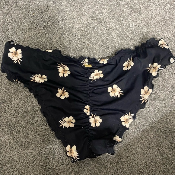 Victoria’s Secret cheeky ruffle bottom swim - size medium - Picture 1 of 2